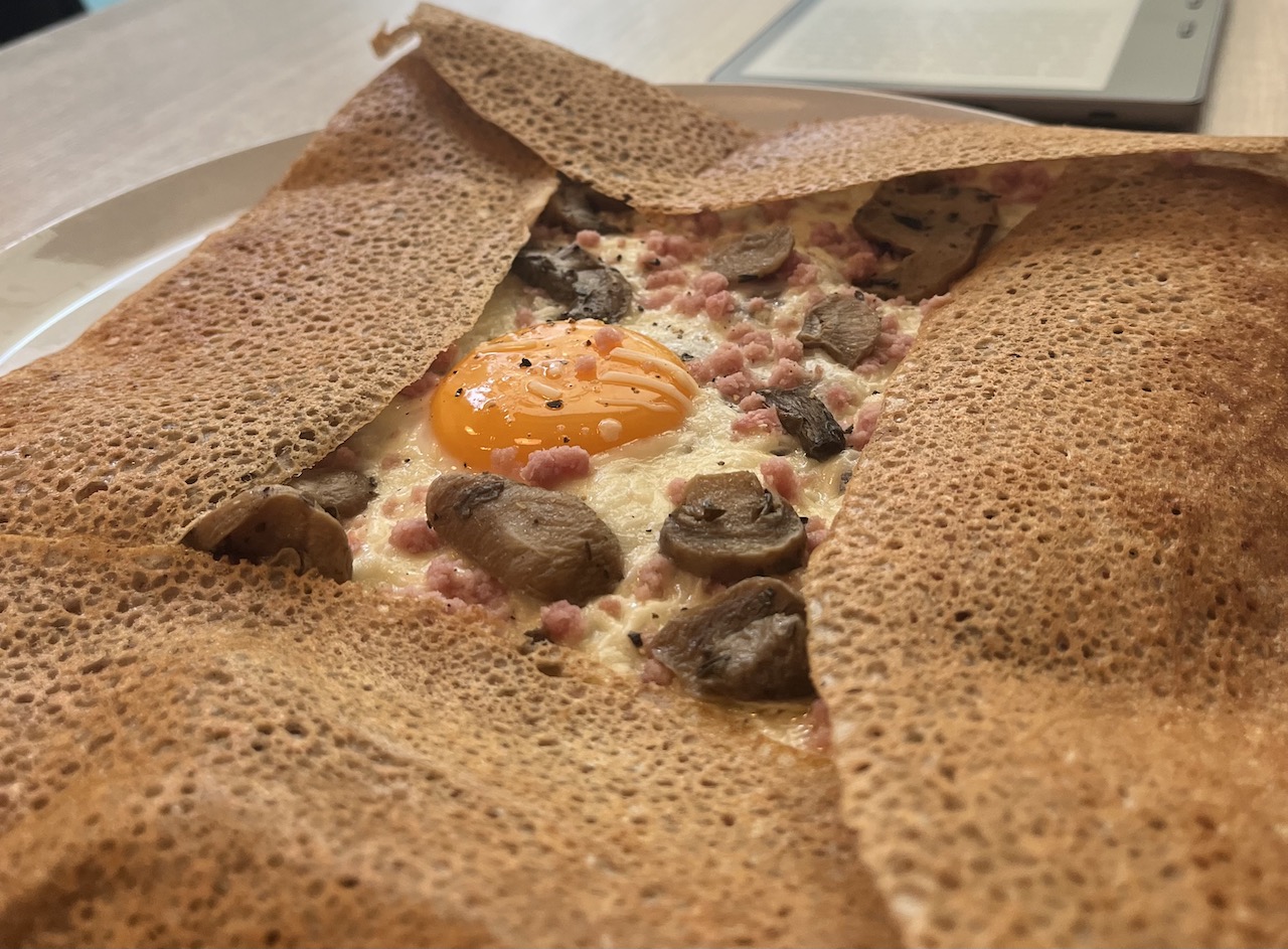 Ein Galette in Nahaufnahme auf dem Tisch