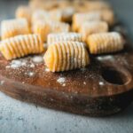 Gnocchi auf Holzbrett von Max Naumann über unsplash