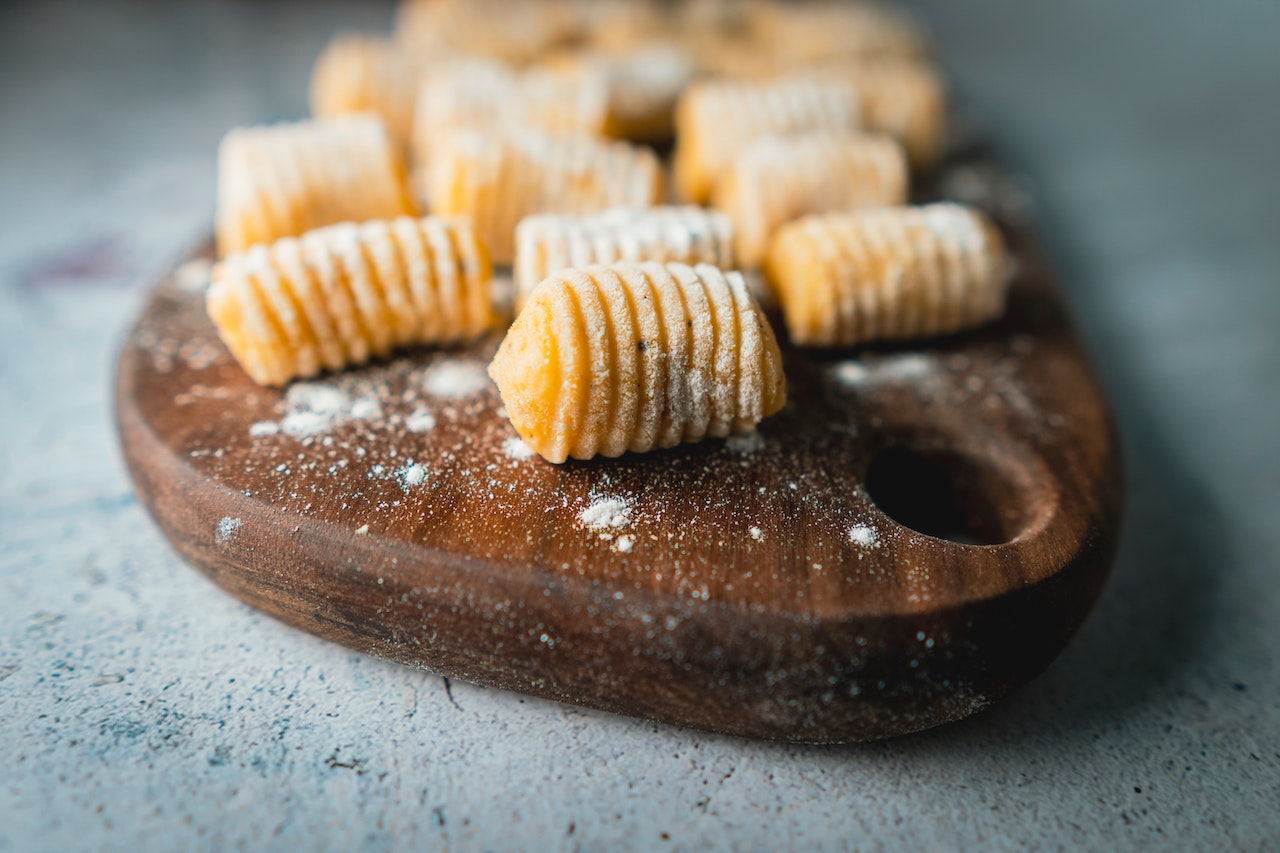 Gnocchi auf Holzbrett von Max Naumann über unsplash