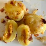 Golden angebratene glutenfreie Gnocchi, gefüllt mit Käse und Tomaten