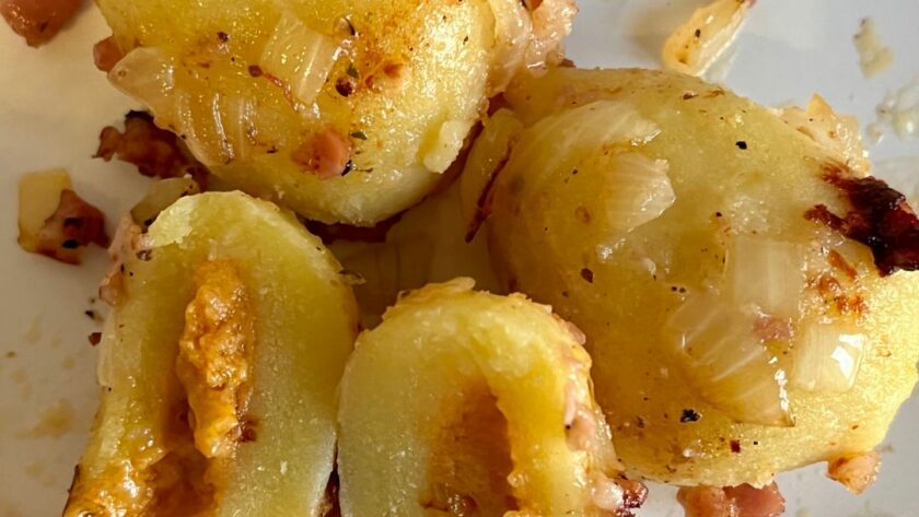 Golden angebratene glutenfreie Gnocchi, gefüllt mit Käse und Tomaten