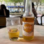 Glas and bottle gluten-free cider of Appie on a table in a bar