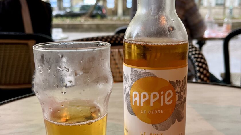 Glas and bottle gluten-free cider of Appie on a table in a bar