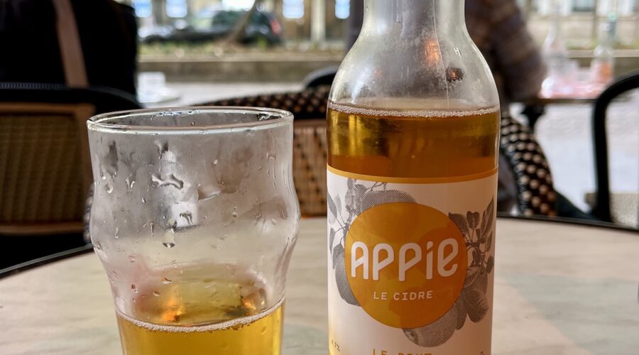 Glas and bottle gluten-free cider of Appie on a table in a bar