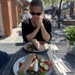 Frau am Tisch vor zwei glutunfreien Sandwiches in Holstebro in Dänemark.