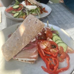 Glutenfreies, Sandwich mit Parmaschinken, eingelegtem Vanillekraut, Mozzarella, Tomaten und vielem mehr.