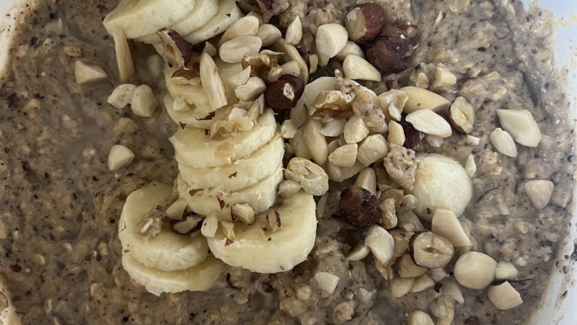 Das glutenfreie Bananenbrot enthält außerdem Bananenstücke und wahlweise Nüsse.