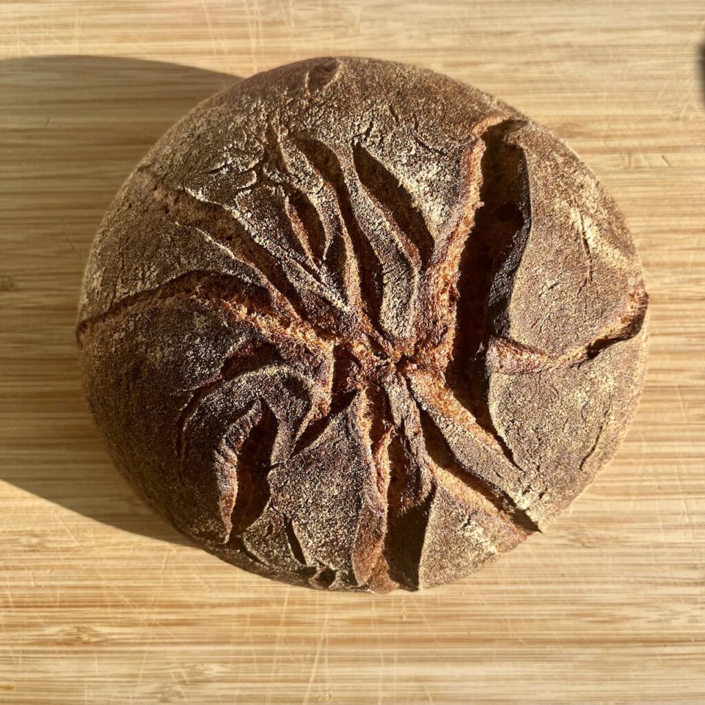 Glutenfreies Sauerteigbrot auf Holzbrett von glutenfreier Bäckerei