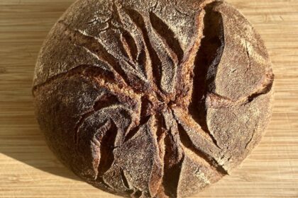 Glutenfreies Sauerteigbrot auf Holzbrett