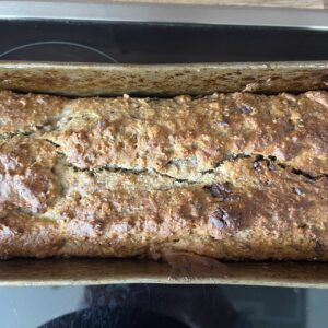 Glutenfreies Bananenbrot in Kastenform gebacken.