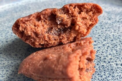 Glutenfreie Madeleines mit Schokocremefüllug auf blauem Teller.