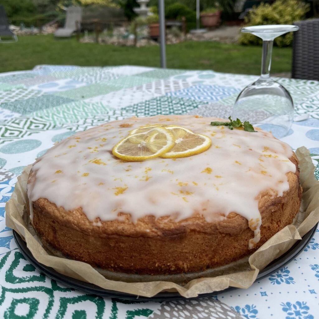 Glutenfreier Zitronenkuchen von der Seite 