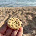 Glutenfreier Cracker von Gullón am Strand als Snack