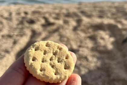 Glutenfreier Cracker von Gullón am Strand als Snack