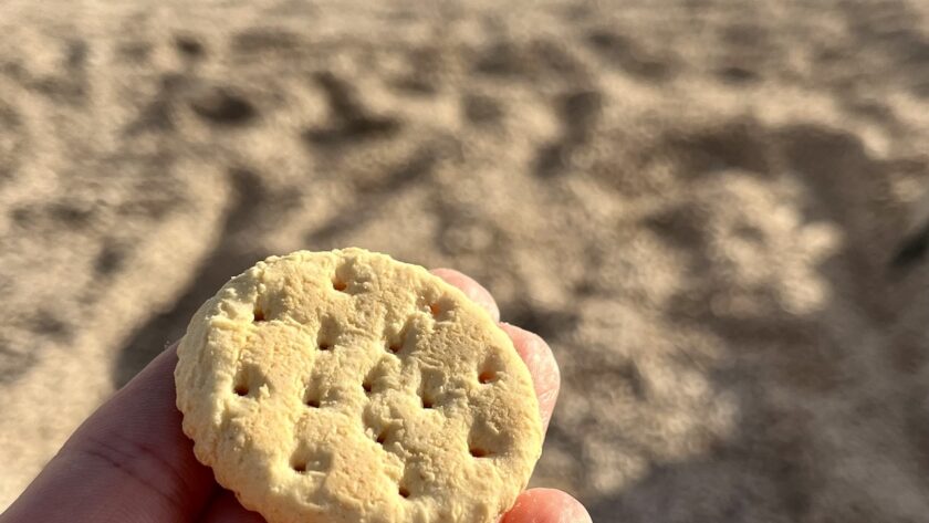 Glutenfreier Cracker von Gullón am Strand als Snack