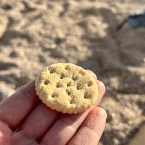 Glutenfreier Cracker am Strand von Tivat von der Firma Gullón produziert