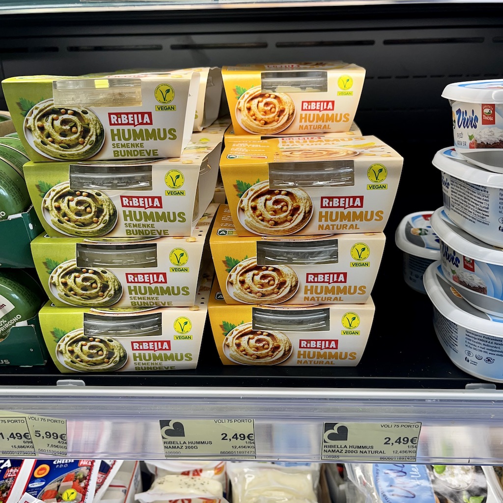 Hummus im Regal des montenegrinischen Supermarktes Voli