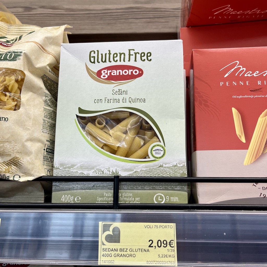 Glutenfreie Nudeln im Supermarkt in Tivat