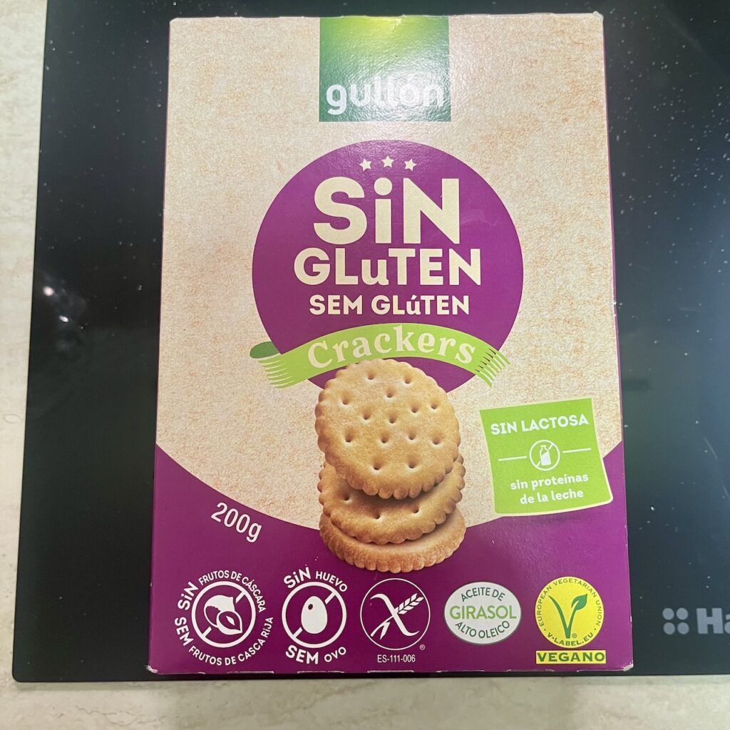 Eine Packung mit glutenfreien Crackern von der Firma Gullón