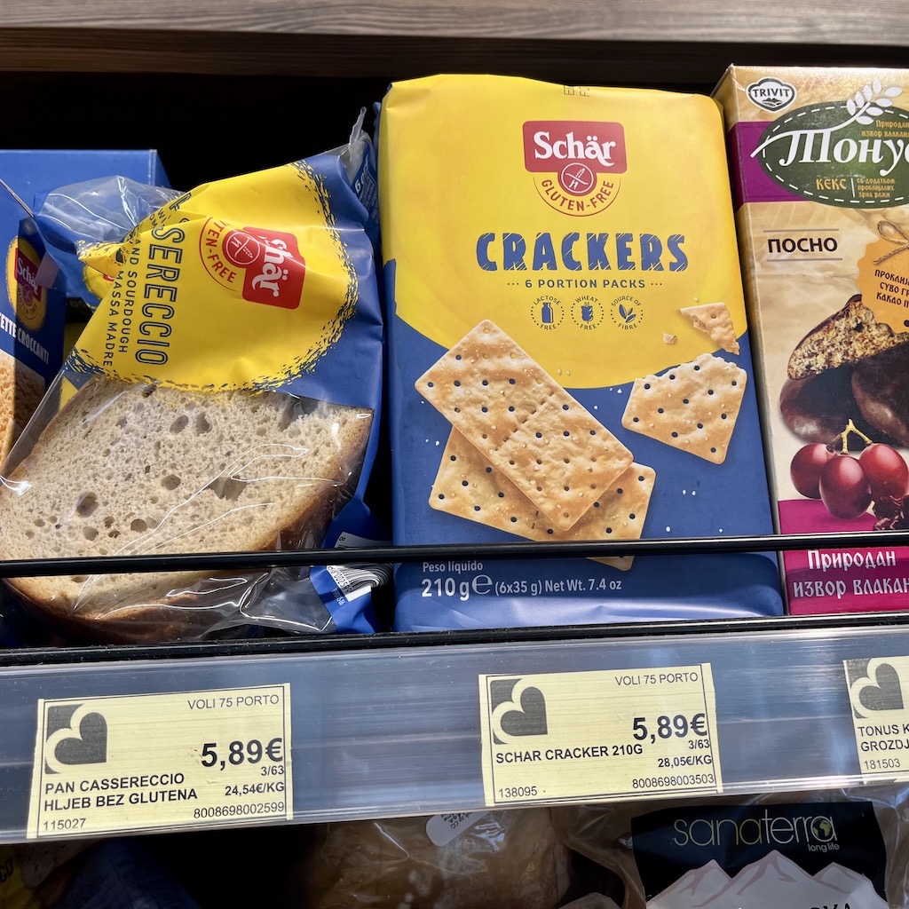 Brot (glutenfrei) von Schär in Montenegro im Supermarktregal