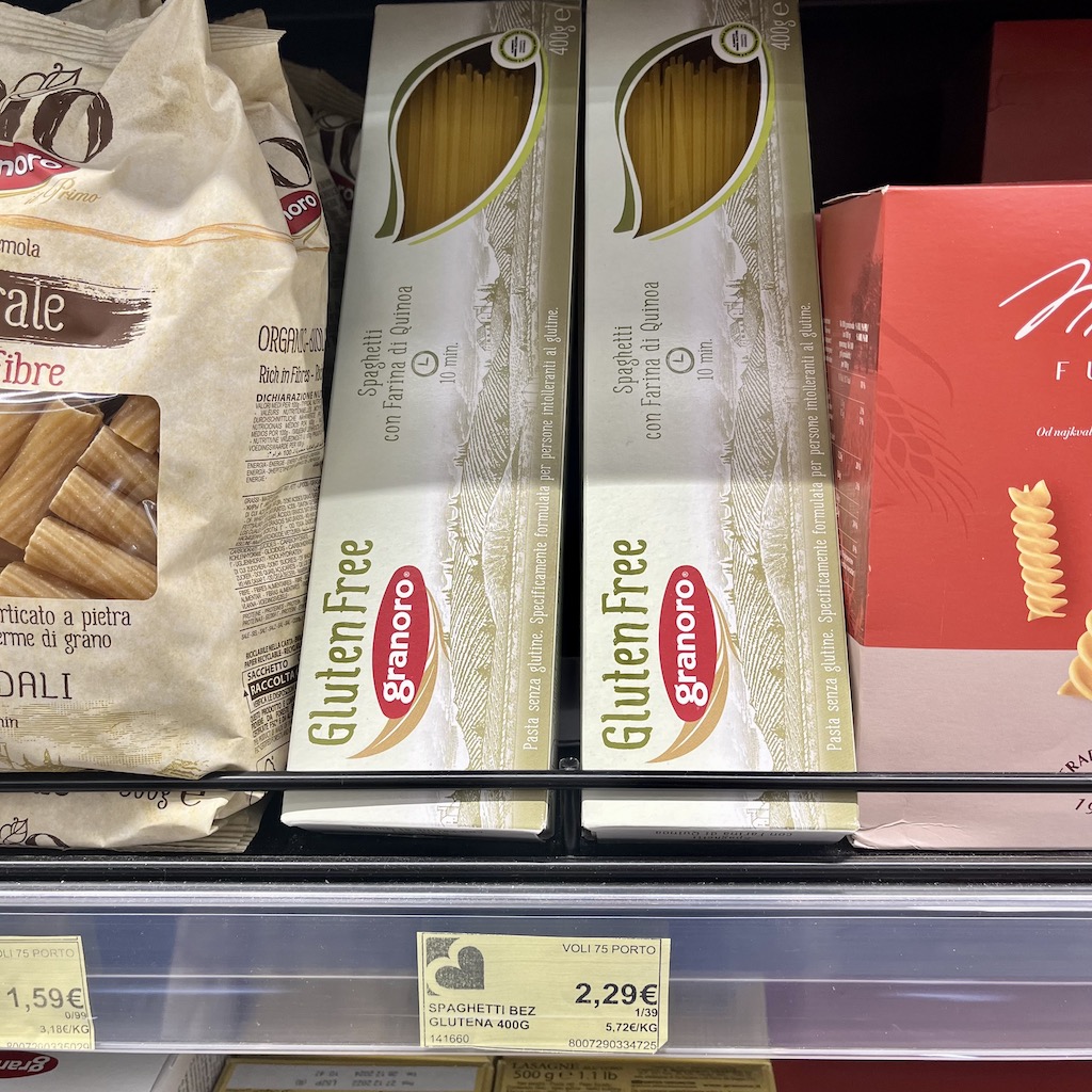 Glutenfreie Spagetti im Supermarkt in Montenegro