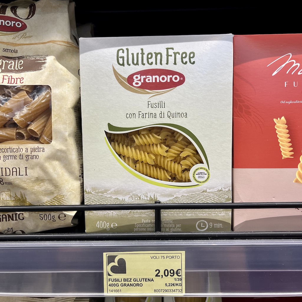 Glutenfreie Fusilli im Supermarkt in Montenegro 