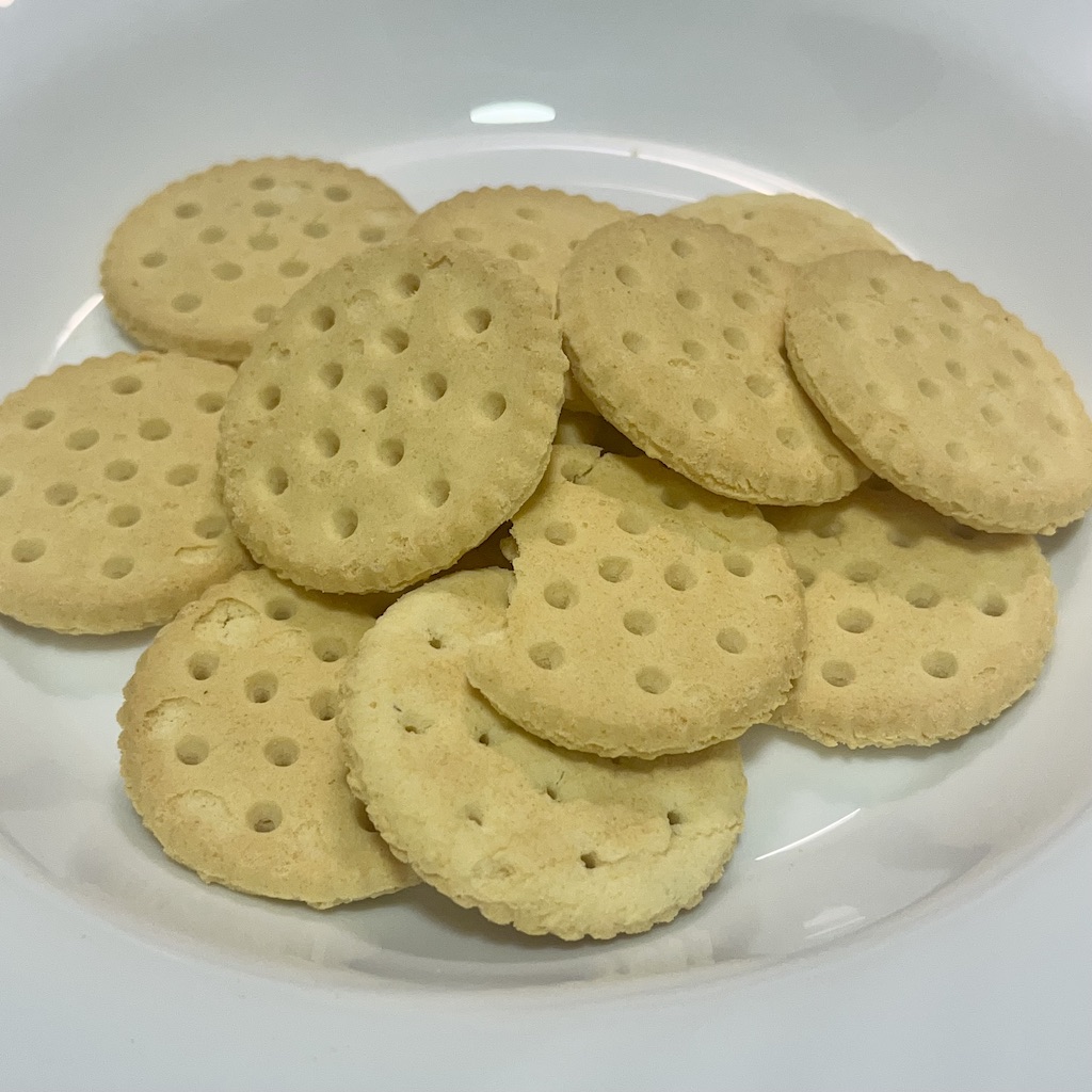 Teller voller glutenfreier Cracker von Gullón