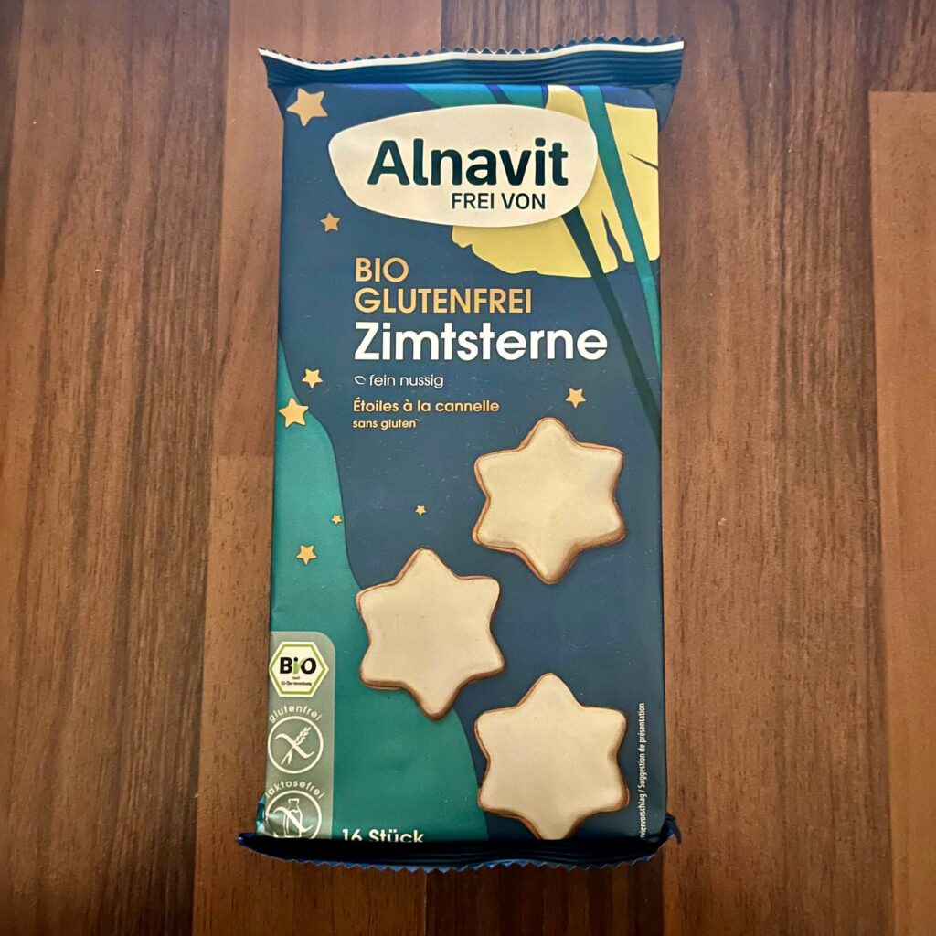 Eine Packung glutenfreies Weihnachtsgebäck der Marke Alnavit: glutenfreie Zimtsterne.