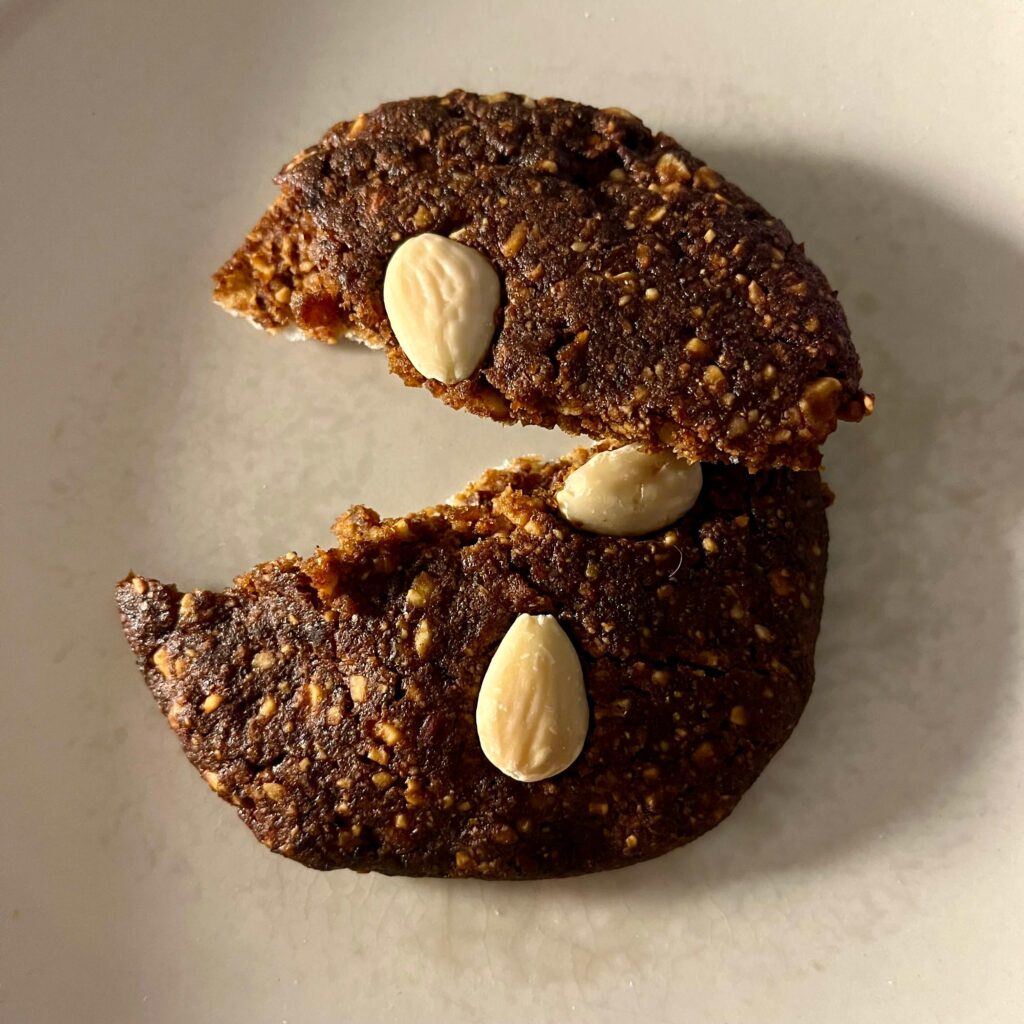 Glutenfreies Weihnachtsgebäck: Ein glutenfreier Elisenlebkuchen von Alnavit auf einem Teller liegend.