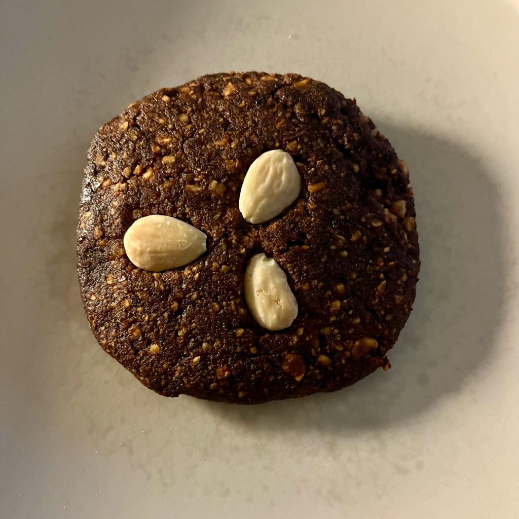 Glutenfreier Elisenlebkuchen von Alnavit auf einem Teller liegend.