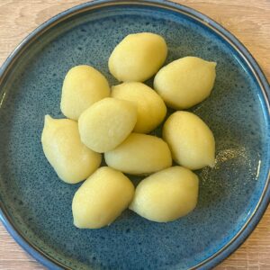 Glutenfreie gefüllte Gnocci auf blauem Teller