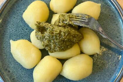 Glutenfreie gefüllte Gnocci mit Pesto