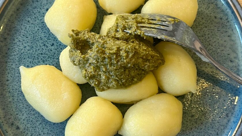 Glutenfreie gefüllte Gnocci mit Pesto