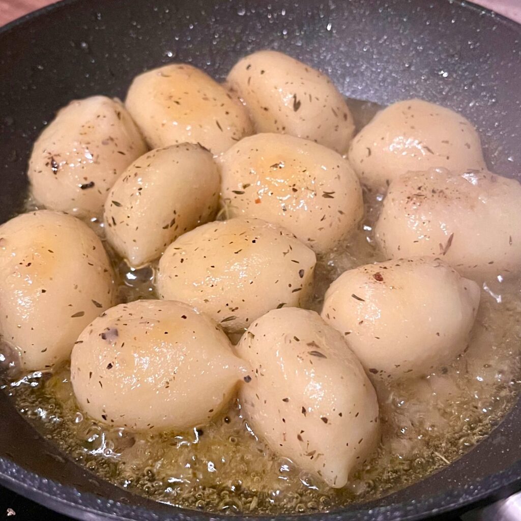 Glutenfreie Gnocci von Lidl werden in der Pfanne zubereitet.