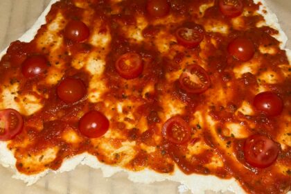 Pizzateig selbstgemacht und glutenfrei mit Tomatensauce bestrichen