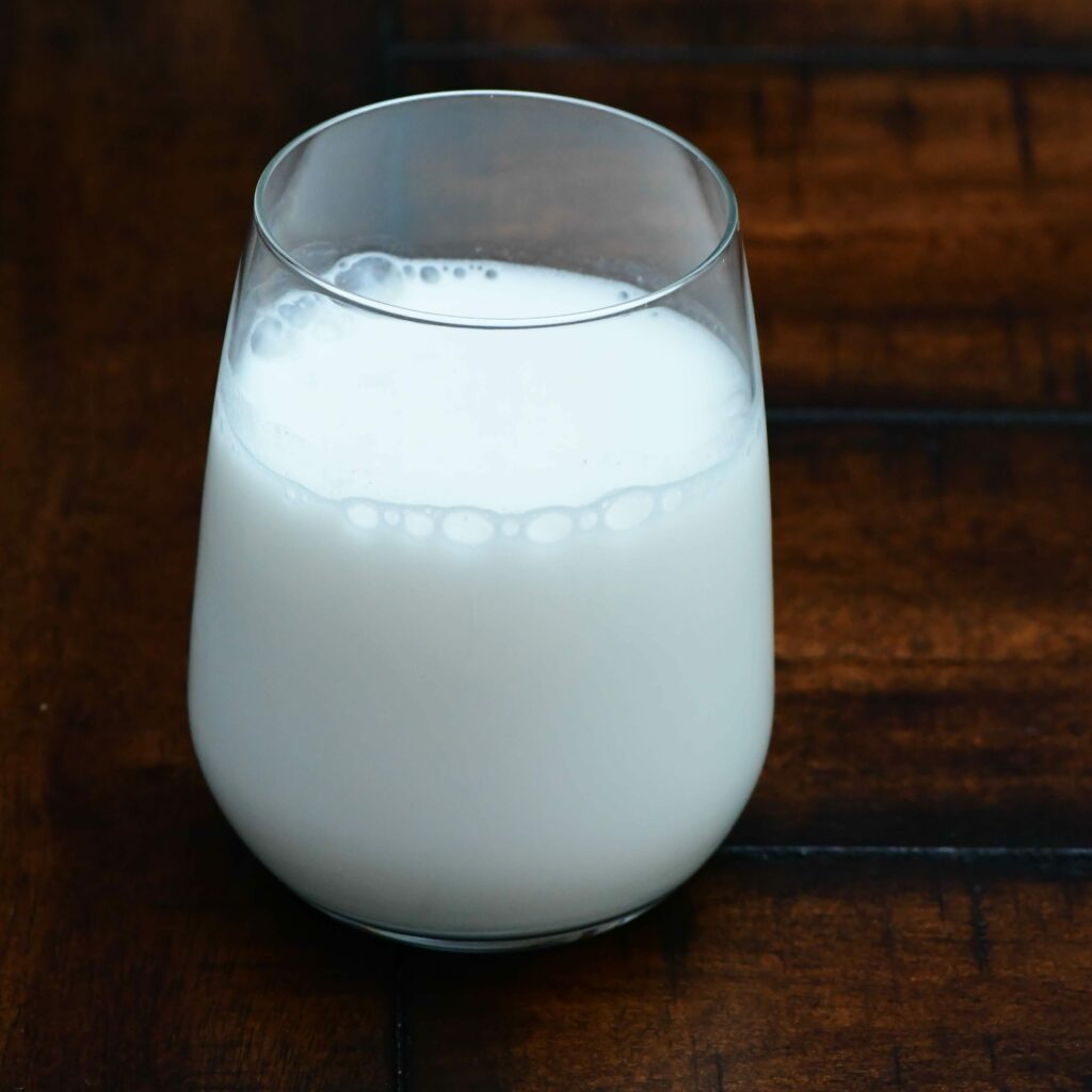 Ein Glas Milch liefert Calcium glutenfrei und gesund. 