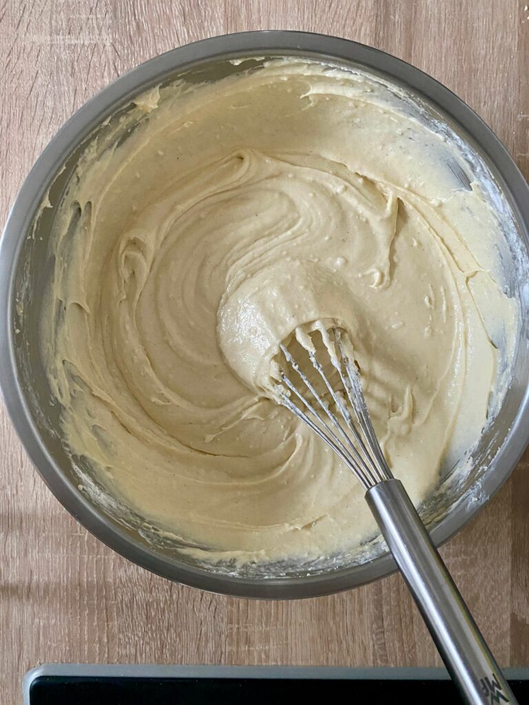 Glutenfreier Waffelteig in der Herstellung.