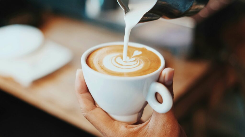 Flat White der gerade in einer Tasse gemacht wird zum glutenfreien Brunch