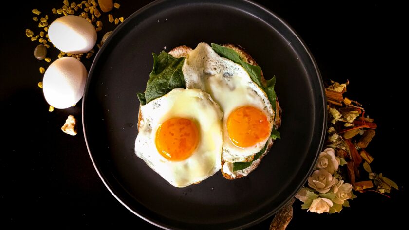 Eierspeisen, wie Spiegeleier, sind perfekt zum glutenfreien brunchen geeignet.