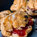 Glutenfreie Scones nach Rezept auf blauem Teller