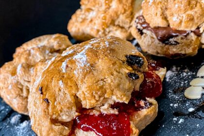 Glutenfreie Scones nach Rezept auf blauem Teller