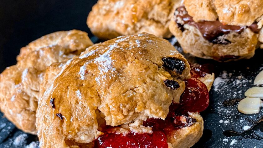 Glutenfreie Scones nach Rezept auf blauem Teller