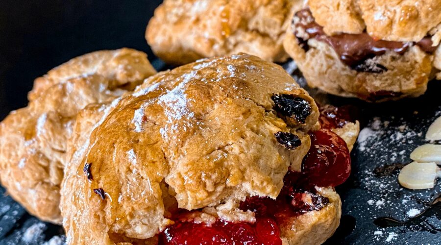 Glutenfreie Scones nach Rezept auf blauem Teller