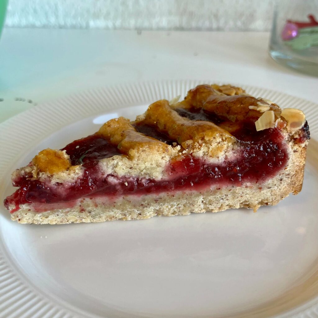 Glutenfreie Linzer Torte von Eis Voh in der Bundesallee gebacken, liegt auf einem Teller.