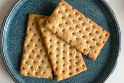 Glutenfreies Knäckebrot auf blauen Teller, lecker angerichtet