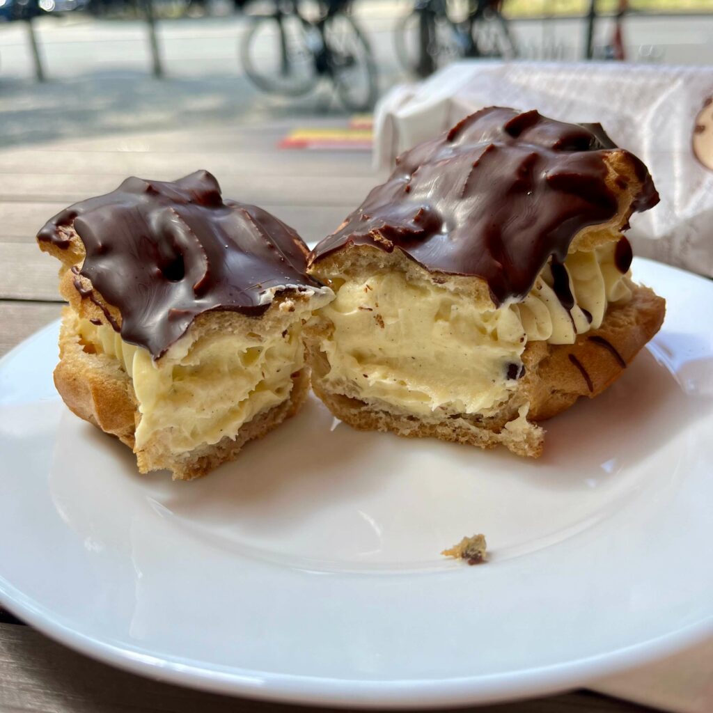 Aufgeschnittenes glutenfreies Eclair von Eis Voh