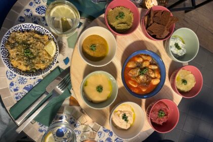 Glutenfrei griechisch essen gehen in Berlin bei The Crazy Little Greek: Essen auf dem Tisch in Aufsicht