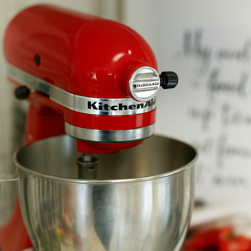 Knallrote KitchenAid Küchenmaschine beim Backen eines glutenfreien Orangenkuchens.