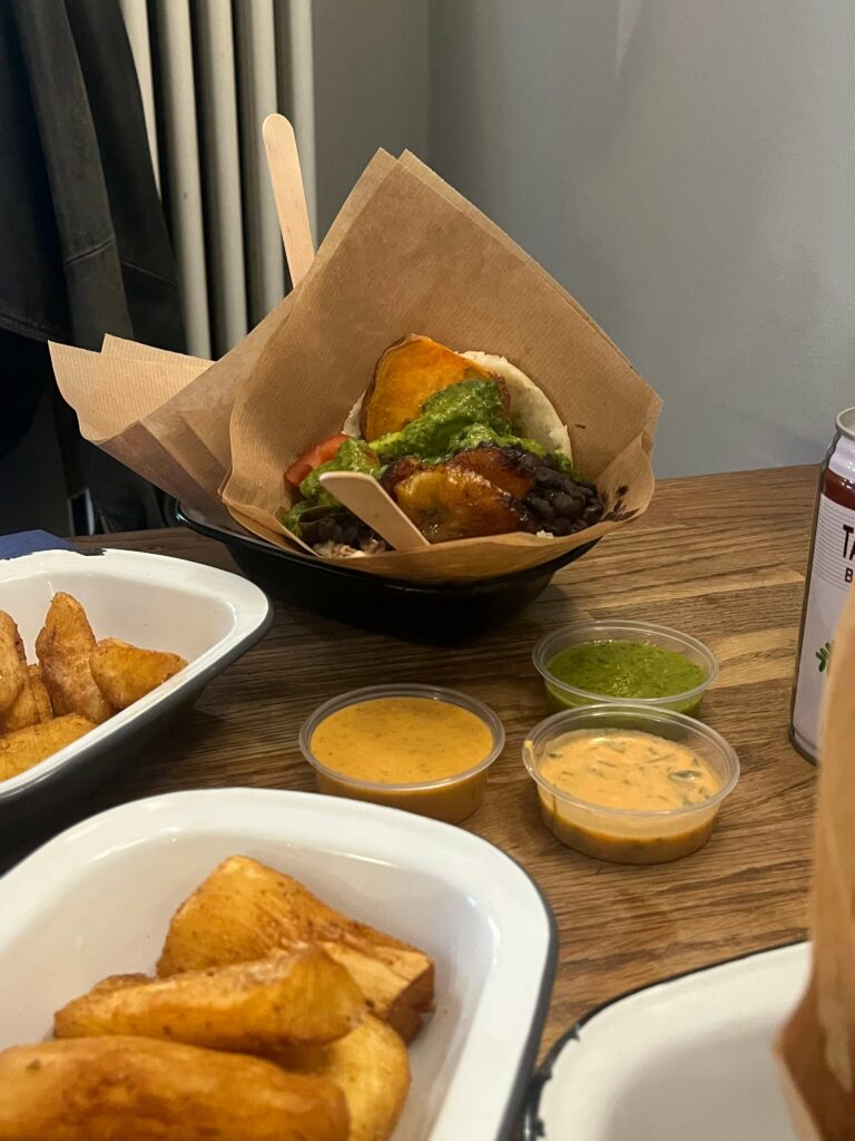 Glutenfreie Arepas und Yuka Fries bei Ruben's Arepas in Berlin.