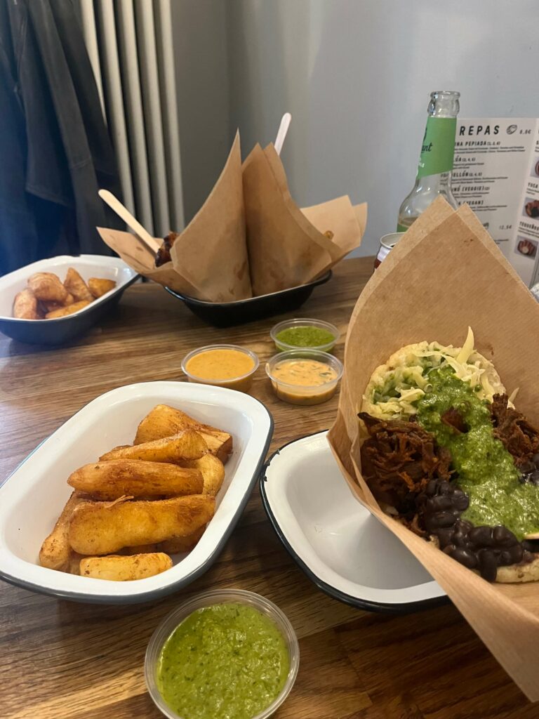 Glutenfreie Arepas und Yuka Fries bei Ruben's Arepas in Berlin.